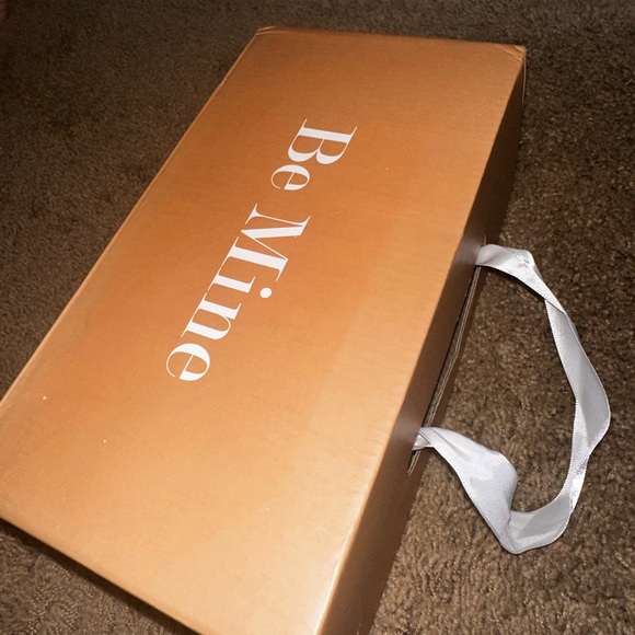 Beautiful white satin heel with rhinestone embellishment - Picture 5 of 8